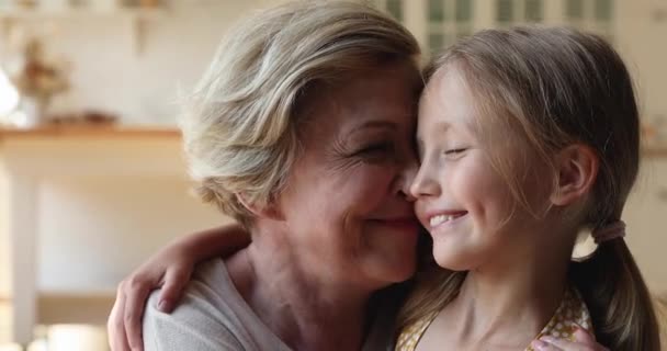 Close up ritratto amorevole nonna e nipotina abbracciare indoor — Video Stock