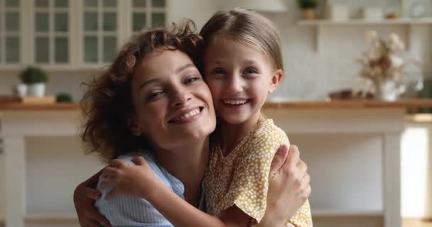 Lilla dotter kramar kärleksfull mamma känner sig skyddad i sina armar — Stockvideo