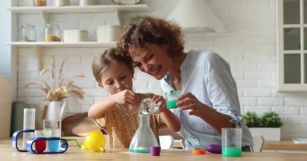 Madre e figlia giocare con chimica hands-on kit — Video Stock