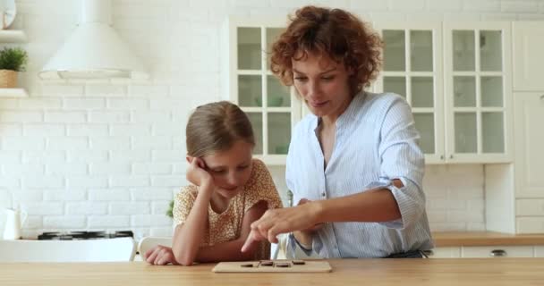 Mamá y su hijita juegan a las damas en casa — Vídeos de Stock