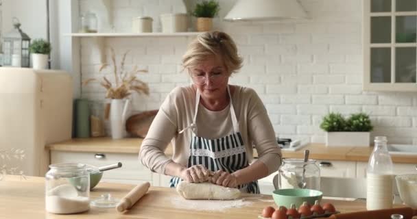 Starsza kobieta robi ciasto na wypieki gotowania w nowoczesnej kuchni — Wideo stockowe