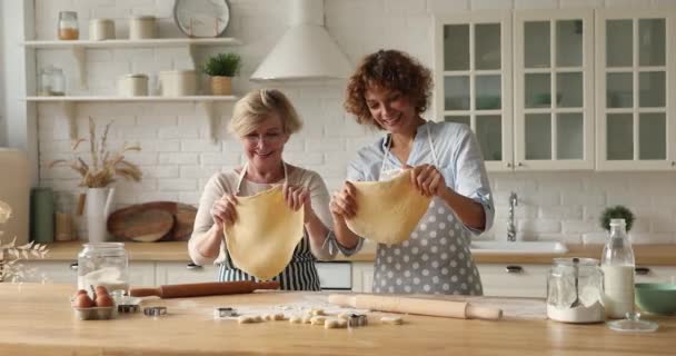 Radosna kobieta jej starsza matka robi ciasto gotowania w kuchni — Wideo stockowe