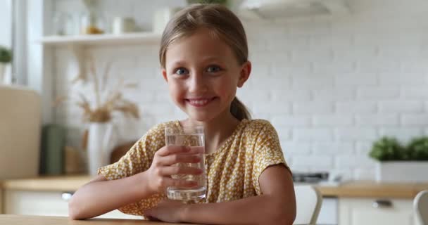 Dívka natáhne ruku se sklenicí vody — Stock video
