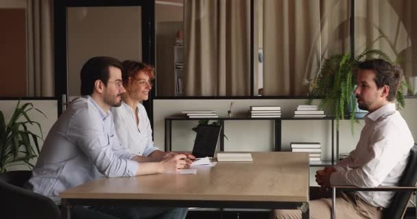 Heureux gestionnaires hr professionnels tenant un entretien d'emploi avec le candidat. — Video