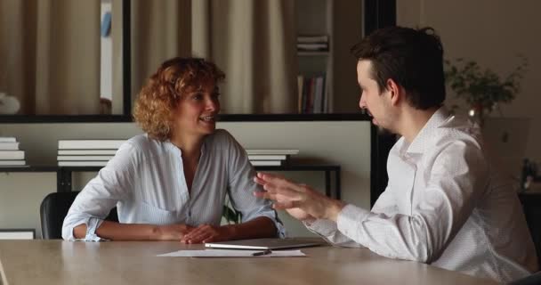 Inteligente jovem empresária conversando com parceiro masculino qualificado. — Vídeo de Stock