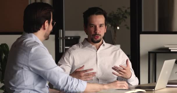 Счастливые два молодых бизнесмена смешанной расы обсуждают проект. — стоковое видео