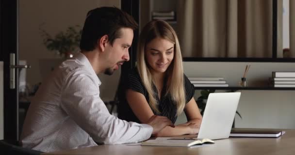 Happy twee collega 's werken aan online project op de computer. — Stockvideo