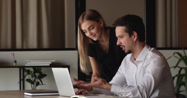 Inteligente joven jefa de director ejecutivo femenino ayudando a colega hispano masculino. — Vídeos de Stock