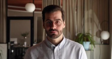 Yakışıklı genç 35 'lik iş adamı kameraya bakıyor..