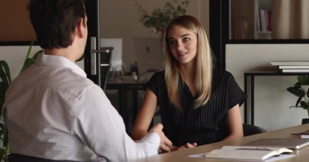 Fachkundiger hr-Manager schüttelt Bewerbern die Hand. — Stockvideo