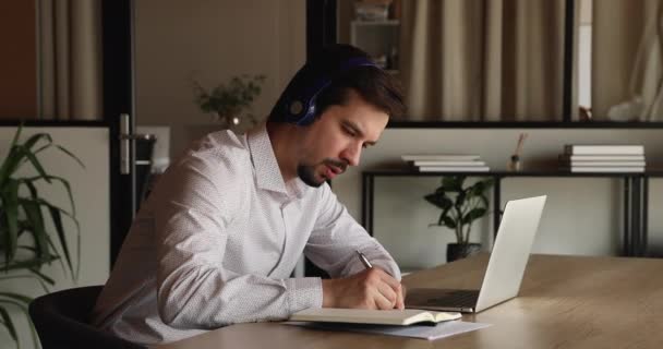 Boldog spanyol üzletember fülhallgatóban oktatási előadást néz online. — Stock videók