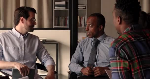 Two multiracial colleagues discussing working issues. — Stock Video