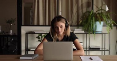 Mutlu milenyum çekici iş kadını video görüşmesi yapıyor..