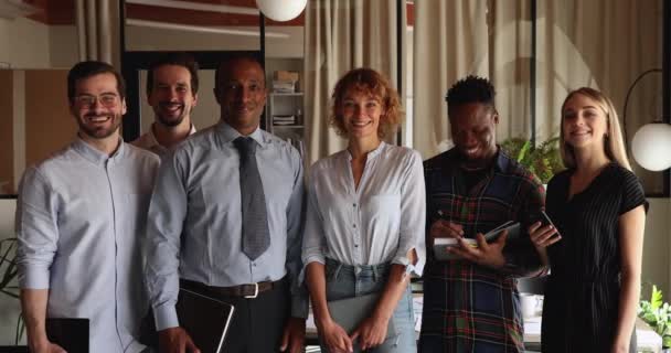 Retrato de feliz amigável mista equipe de corrida posando no escritório. — Vídeo de Stock