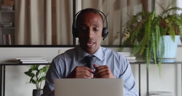 Afrikanischer Geschäftsmann mittleren Alters hält Verhandlungstreffen ab. — Stockvideo