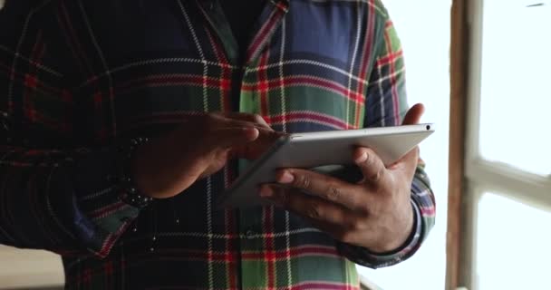 Närbild ung afrikansk amerikan man med digital tablett. — Stockvideo