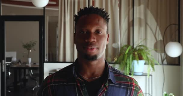 Heureux homme hipster d'origine africaine posant dans un bureau moderne. — Video