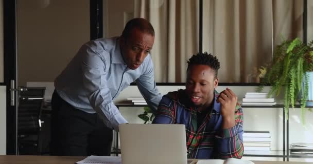 Heureux jeune employé d'origine africaine donnant haute cinq à patron. — Video