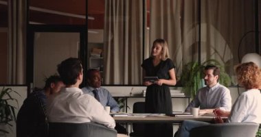 Genç ve güzel iş kadını ofiste beyin fırtınası yapıyor..