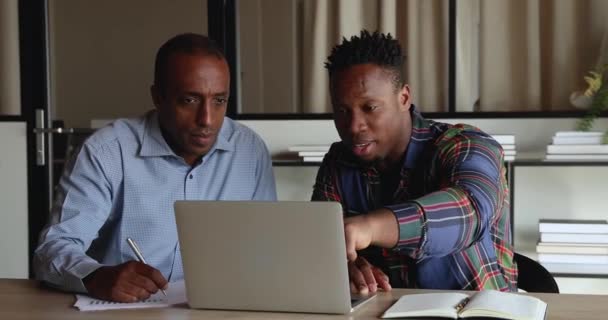 以两名从事在线项目的非洲裔美国男性同事为重点. — 图库视频影像