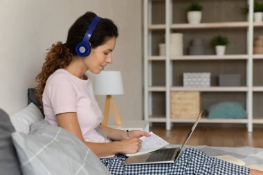 Genç bayan öğrenci internetteki dizüstü bilgisayarla hocaya uzaktan danışmanlık yapıyor.