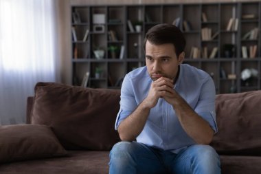 Mutsuz adam kendini evde yalnız hissediyor.