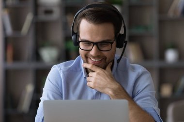 Kulaklıklı gülümseyen genç adamın webcam çağrısı var.