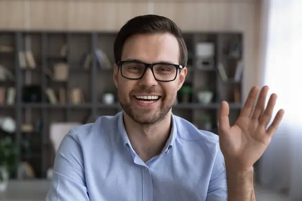 웹캠 전화로 웃는 남성의 손흔들기 헤드샷 — 스톡 사진