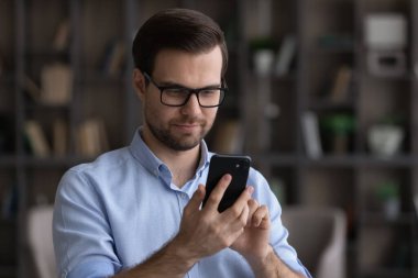 Milenyum adamı aygıt üzerinde akıllı telefon mesajı kullanıyor