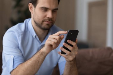 Genç adam internetten modern cep telefonu mesajları kullanıyor.