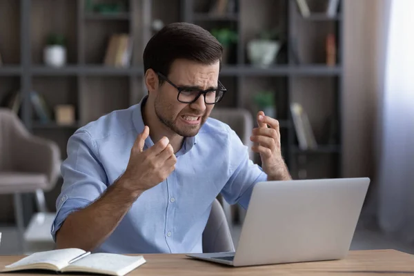 Hombre infeliz frustrado por el problema operativo de la computadora — Foto de Stock