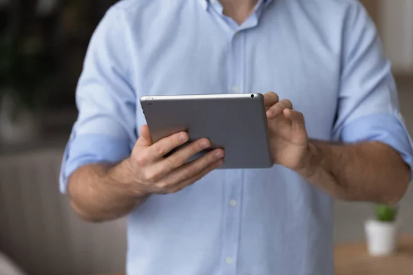 Gros plan de l'utilisation de l'homme tablette de travail en ligne — Photo