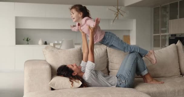 Madre jugando levantamiento en brazos su linda hija preescolar — Vídeos de Stock