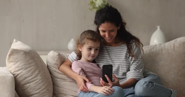 Mamma och dotter tillbringar bekymmerslös tid med att använda smartphone mobil applikation — Stockvideo