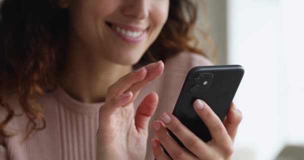 Fermer les mains féminines tenant smartphone en utilisant l'application mobile — Video