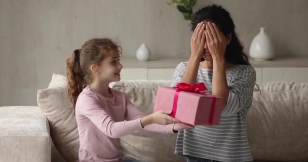 Дочь делает подарок для мамы дарит коробку поздравляет День матери — стоковое видео