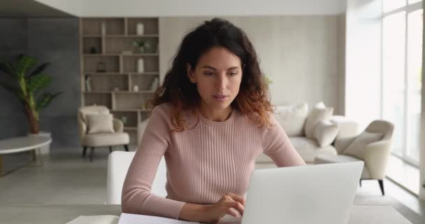 Жінка читає електронну пошту на ноутбуці святкує чудові новини — стокове відео