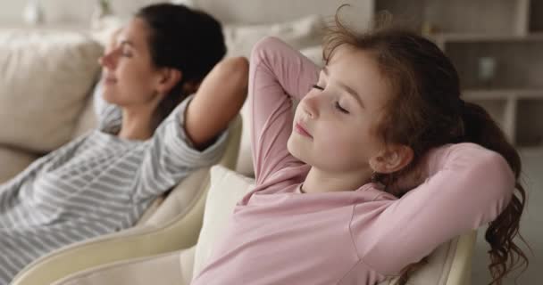 Calma menina relaxante com serena mãe no sofá confortável — Vídeo de Stock