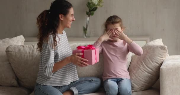 Moeder maakt cadeau voor kleine dochter geeft doos feliciteert verjaardag — Stockvideo