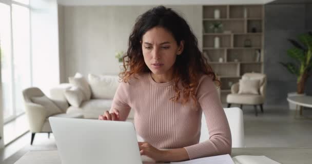 Nő ül az asztalnál olvasás kellemetlen e-mail úgy érzi, stresszes — Stock videók