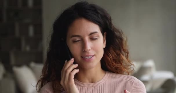 Mulher latina atraente feliz falando com namorado no telefone — Vídeo de Stock