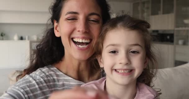Matka dcera ukazuje fotoaparátu symbol tvaru srdce lásky — Stock video