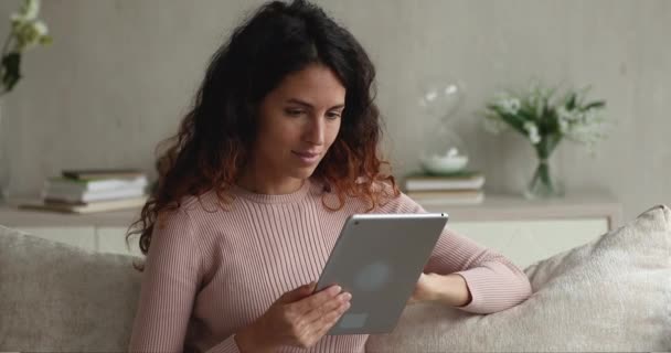 Γυναίκα κρατώντας tablet ανάγνωση μεγάλη είδηση γιορτάσουν την επιτυχία — Αρχείο Βίντεο