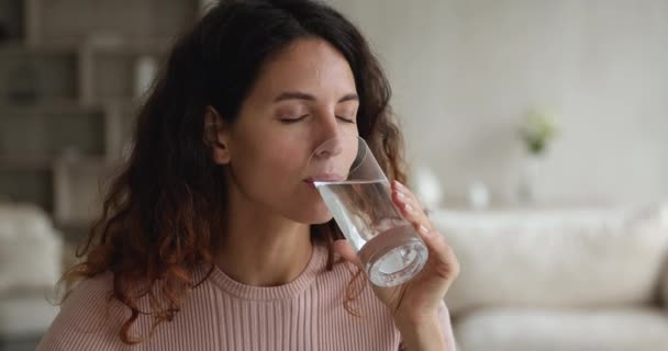 Mujer joven sana sosteniendo las bebidas de vidrio todavía agua — Vídeo de stock