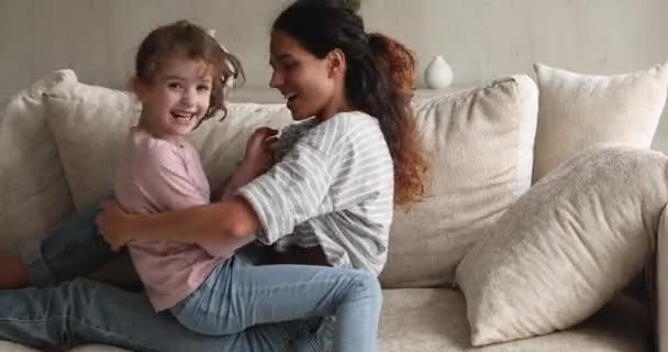 Joyeuse petite fille et mère jouer chatouiller l 'autre — Video