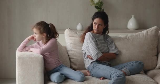 Förolämpade sura mamma och dotter sitta separat på soffan — Stockvideo