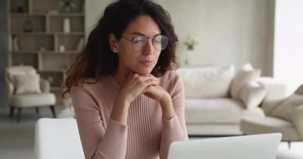 Donna attraente sedersi alla scrivania a lavorare sul computer portatile — Video Stock