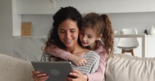 Мама и маленький ребенок с планшетом дома — стоковое видео