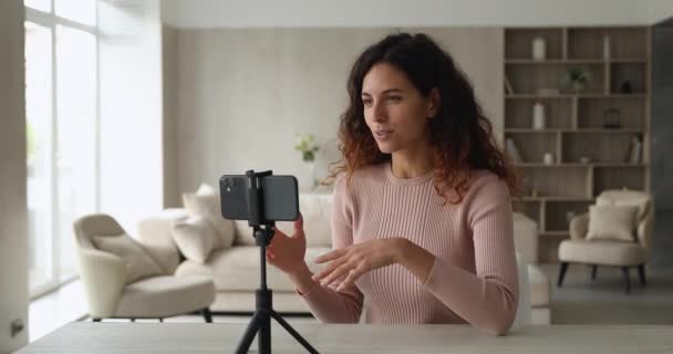 Kvinnlig vlogger registrerar videoblogg talar tittar på smartphone-skärmen — Stockvideo