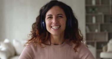 Kadın kameraya bakar. Arkadaşını selamlar. Video konferansla konuşmaya başlar.